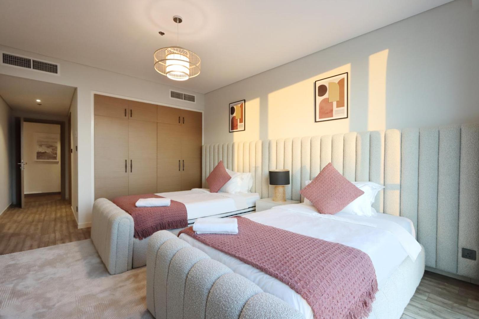 Livbnb-2b Stunner With Iconic Ain View Apartment